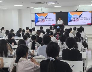 校党委书记毕明福为六合论坛
24级本科生讲授思政课